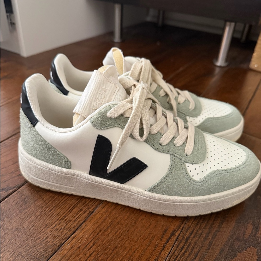 Veja V-10 Sneaker